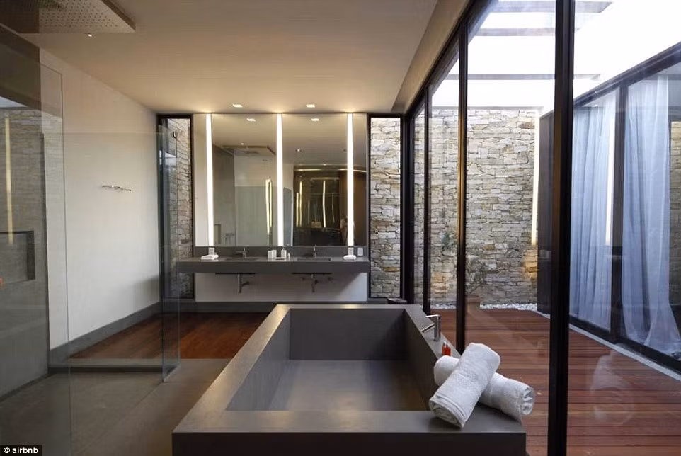 Nội thất bên trong được trang bị đầy đủ các thiết bị hiện đại và đồ dùng xa hoa bậc nhất thế giới.