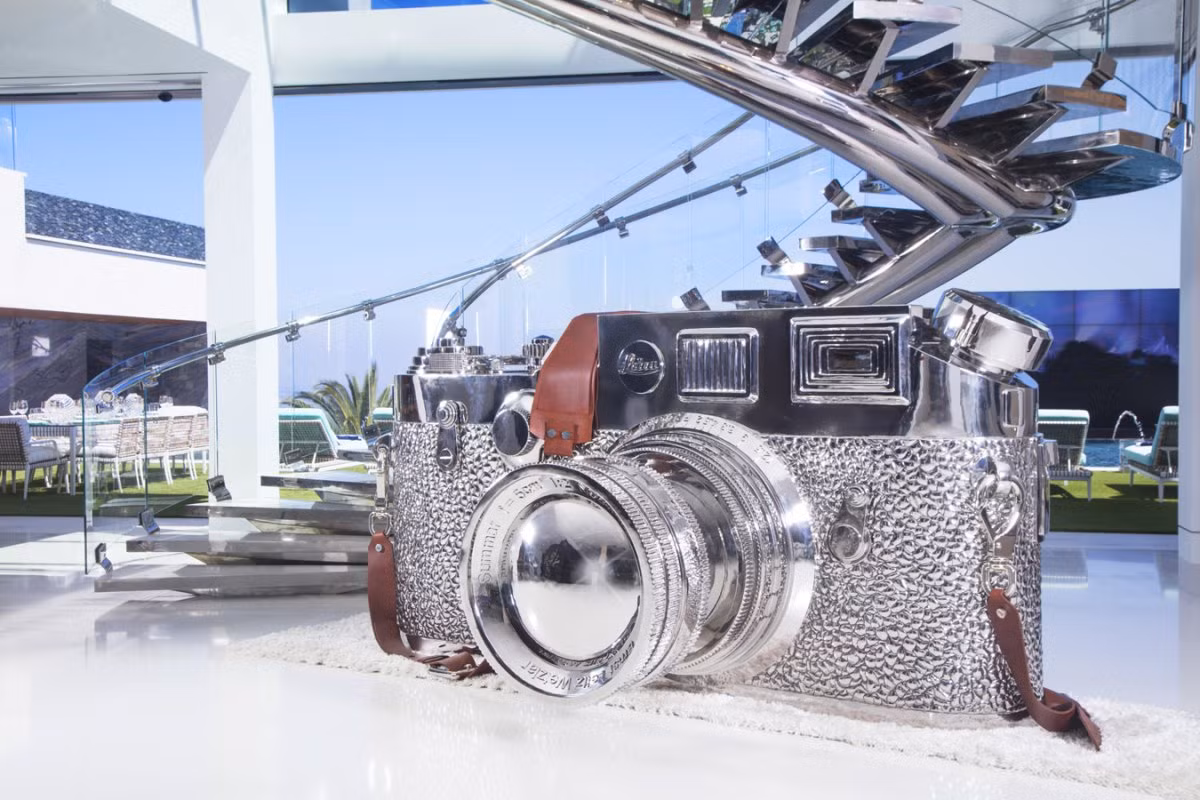 Chiếc máy ảnh Leica được ví như một tác phẩm điêu khắc khổng lồ có giá 1 triệu USD.