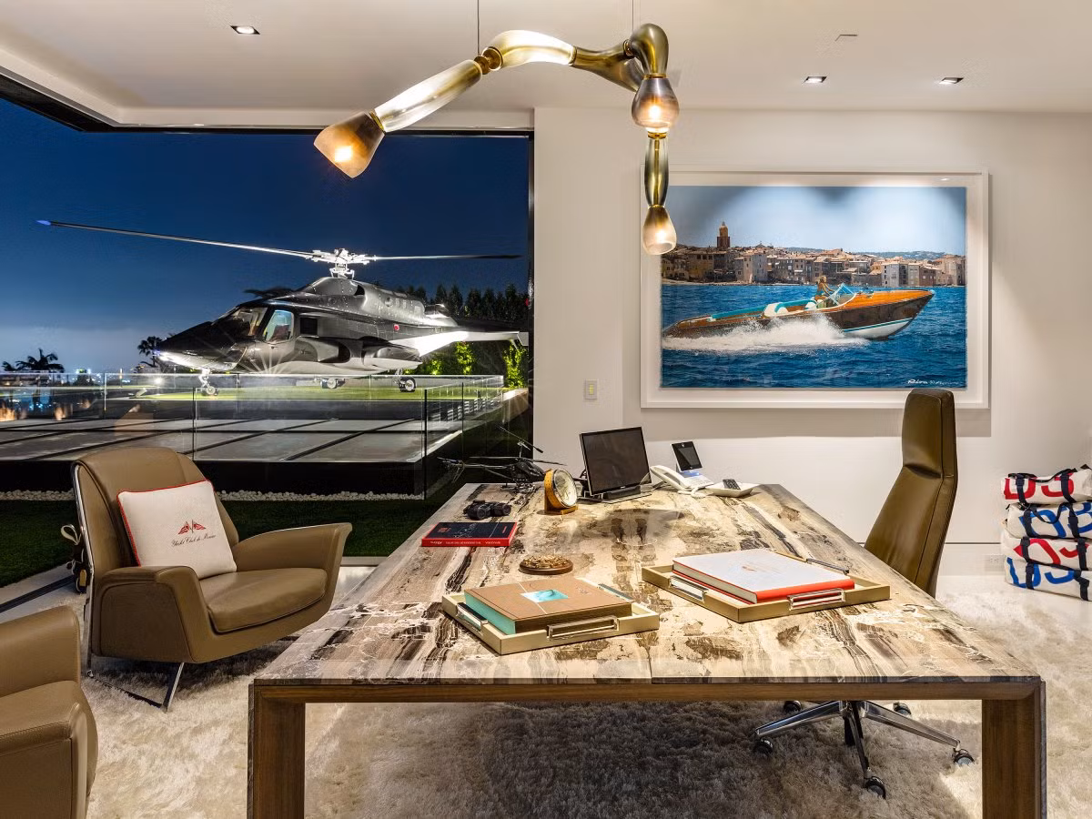 Phòng làm việc có view nhìn thẳng ra sân đậu trực thăng tuyệt đẹp.