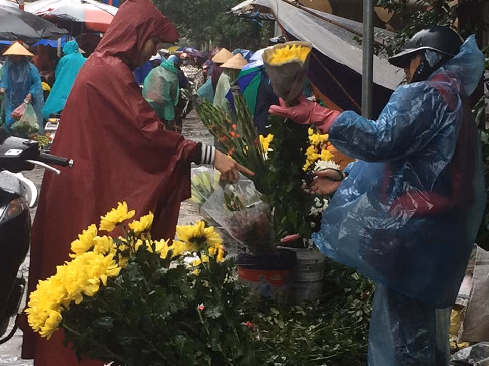 Ngày rằm cuối cùng của năm 2016, Hà Nội trời mưa tầm tã nhưng không vì thế mà các mặt hàng, đồ lễ cúng rằm lại vắng khách. Tại các chợ dân sinh, ngay từ sáng sớm người dân Hà Nội đã đội mưa rét để kịp sắm lễ cúng rằm.