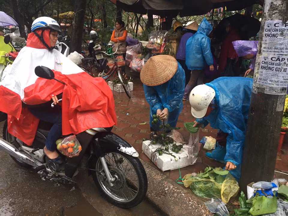 Trời mưa không làm cho không khí đi sắm lễ giảm nhiệt.