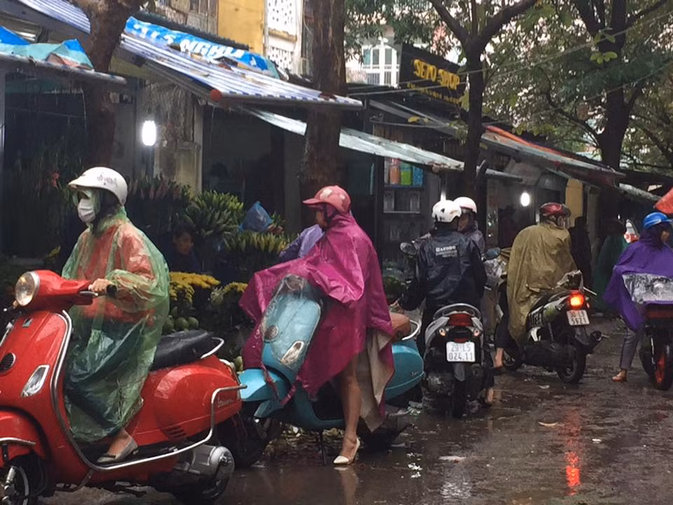 Các cửa hàng hoa tươi, trái cây luôn tấp nập khách vào ra.