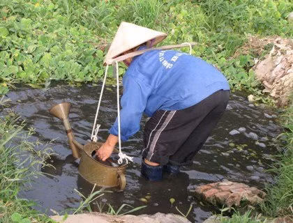 Người trồng rau dùng nước bẩn để tưới rau.