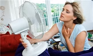 Chị Lê, chủ cửa hàng bán quạt điện trên đường Láng Hạ, Đống Đa, Hà Nội tư vấn: "Một trong những việc giúp tăng tuổi thọ cho quạt điện và giảm chi tiêu tiền điện là mọi người nên chọn mức độ gió phù hợp với nhu cầu sử dụng của mình. Với 3 mức độ khác nhau, thì chúng ta nên duy trì mức làm mát thấp nhất hoặc dạng trung thôi, đừng quá ham mà sử dụng số cao nhất trong thời gian dài. Đặc biệt chú ý điều này với những quạt đứng có chiều cao thay đổi được, nếu quạt càng nhanh trong khi quay thì sẽ càng mau chóng hỏng".