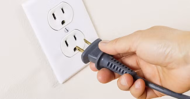 Sử dụng nguồn điện ổn định, bất kỳ thiết bị điện nào cũng cần có sự đảm về nguồn điện an toàn và ổn định. Đây là yếu tố quan trọng để chiếc quạt của bạn được bền lâu nhất nhé. Ngược lại nếu nguồn điện không ổn định có thể gây hỏng hóc, cháy nổ mất an toàn cho người sử dụng.