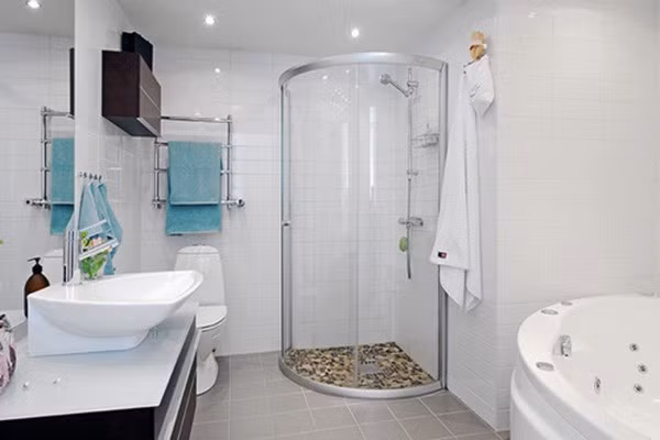 Bồn tắm đứng vách kính có kích thước nhỏ gọn thích hợp cho những không gian phòng tắm nhỏ và hẹp. Ảnh: Thietbivesinhtotovietnam.