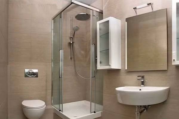 Tùy vào diện tích phòng tắm của gia đình mà bạn nên cân nhắc lựa chọn kích thước bồn tắm đứng vách kính cho phù hợp. Ảnh: Noithatnamanh.
