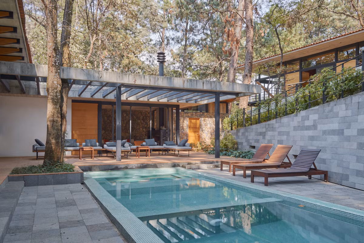 M House cũng có bể bơi ngoài trời siêu đẹp mắt.
