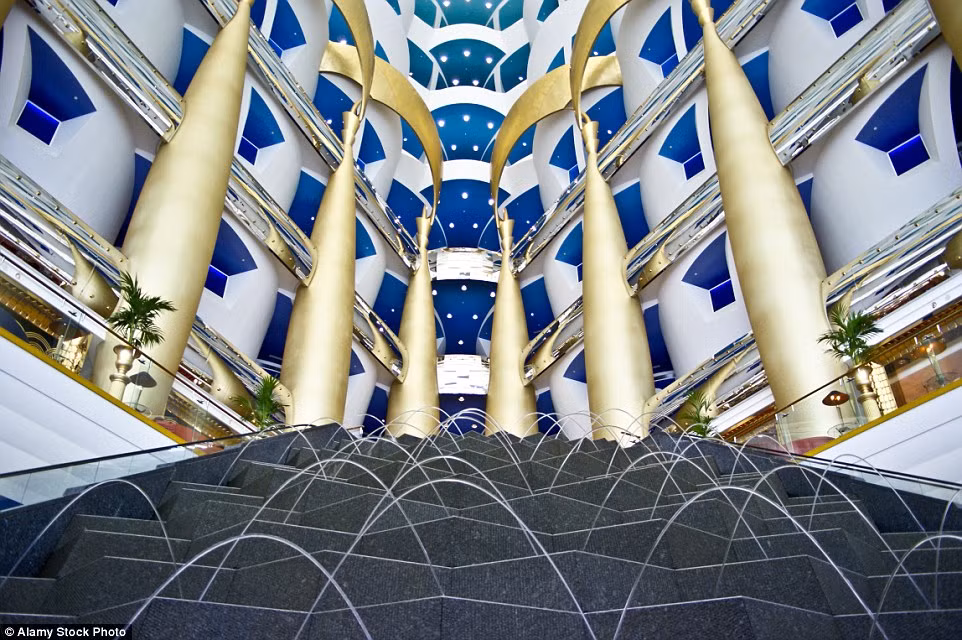 Khi bạn bước vào sảnh khách sạn Jumeirah của Dubai, một loạt các đài phun nước và vàng sẽ làm cho bạn cảm thấy choáng ngợp. 