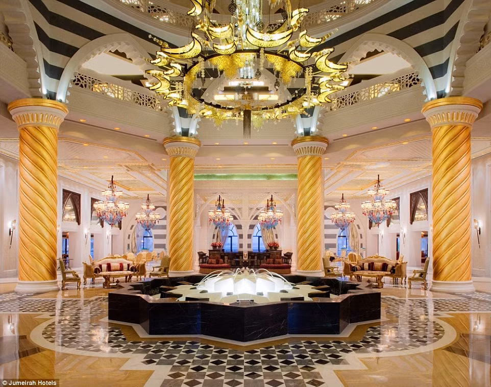 Khách sạn Zabeel Saray của Arabia với nét quyến rũ độc đáo, có khu vực tiếp khách sang trọng, đài phun nước và ánh sáng đêm lấp lánh. 