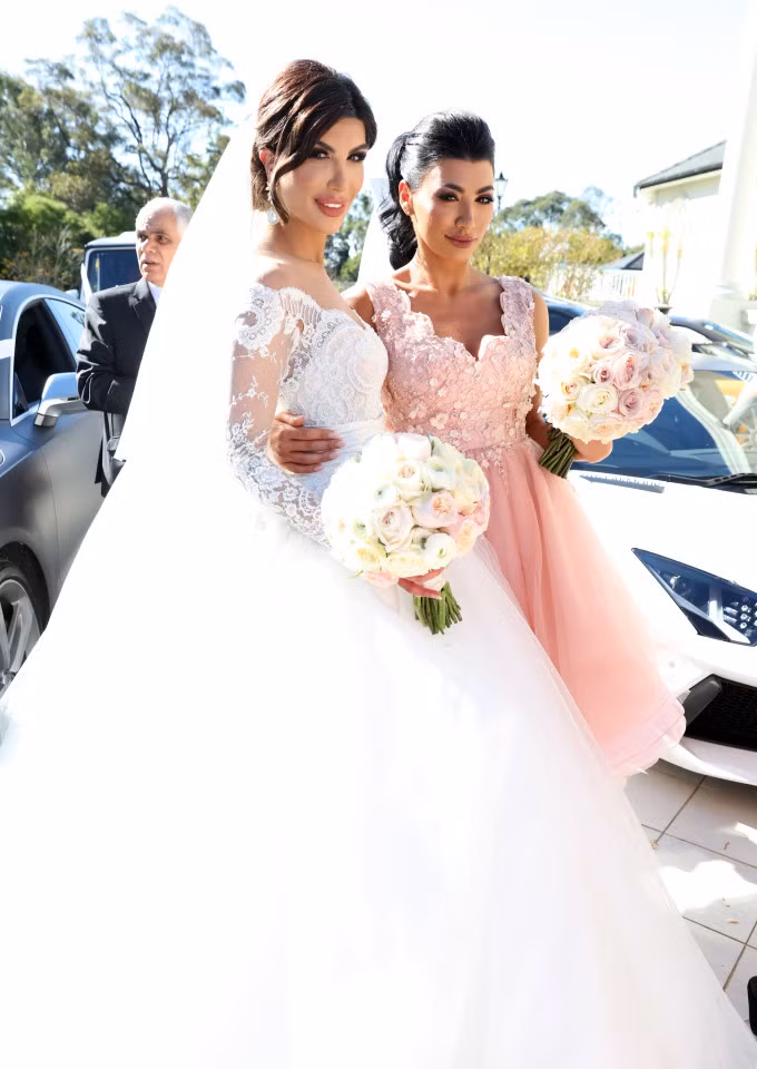 Cô dâu trong chiếc váy ren trắng nổi bật, một thiết kế của Steven Khalil có giá 10.000 USD .