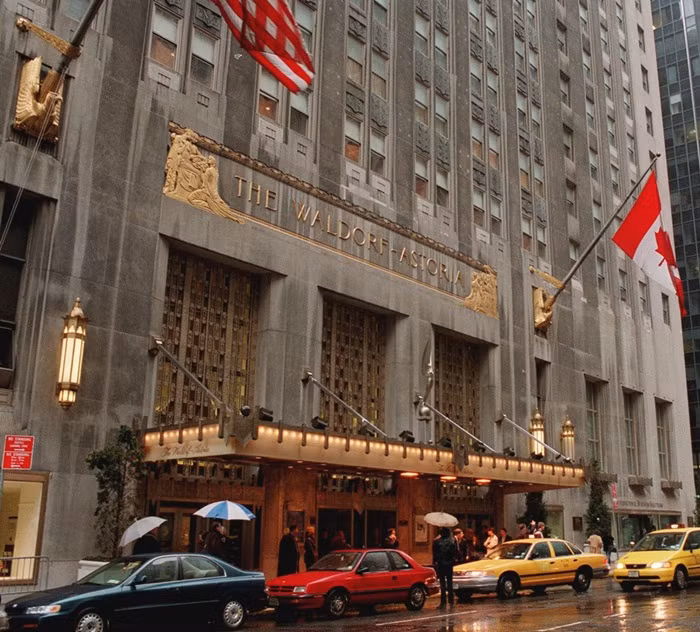  Khách sạn Waldorf Astonia là một trong những khách sạn huyền thoại nhất thế giới và là biểu tượng của thành phố New York.