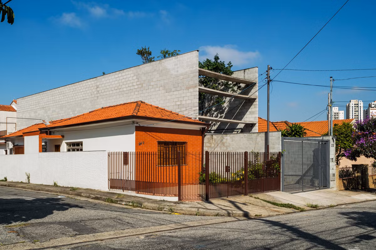 Nằm trong khu dân cư đông đúc tại thành phố São Paulo (Brazil), ngôi nhà Mipibu House được bao quanh bởi những ngôi nhà nhỏ mái đỏ nhỏ nhắn khác.