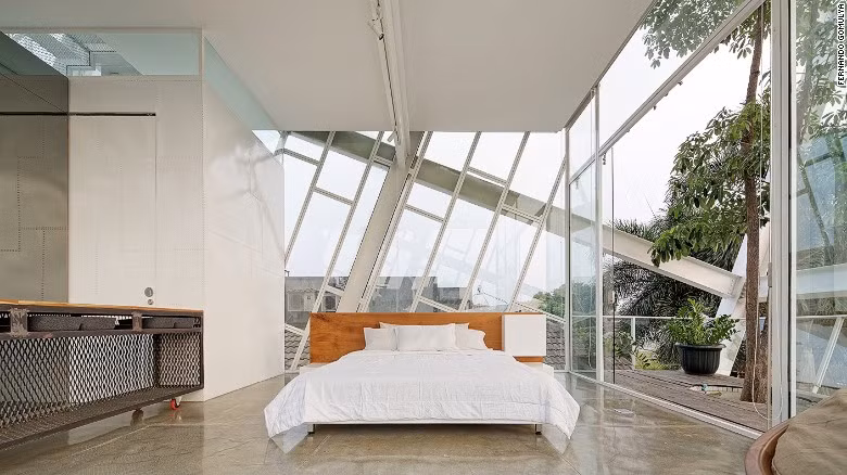 Những khu vực riêng tư của ngôi nhà được đặt sâu hơn các khu vực công cộng, nằm ở phía sau của ngôi nhà, đảm bảo mức độ riêng tư từ các mảng kính.