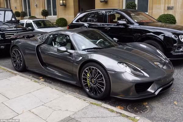 Siêu xe mạnh nhất hành tinh có tên Bugatti Veyron 16.4 Grand Sport trên 2 triệu USD cũng thuộc sở hữu của vị thái tử nổi tiếng này.