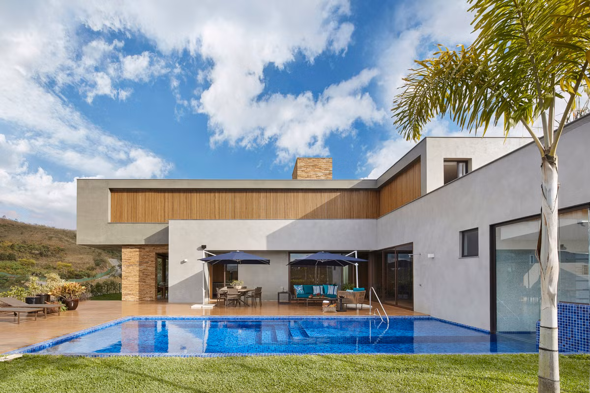 Tọa lạc tại Nova Lima, bang Minas Gerais, Brazil, ngôi nhà mang tên Valley House II rộng tới 696m2 và được thiết kế bởi kiến trúc sư nổi tiếng David Guerra.