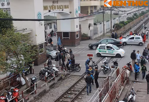 Cảnh mưu sinh trên đường ray tàu hỏa trước cổng bệnh viện Bạch Mai, Hà Nội bất chấp nguy hiểm, luật an toàn giao thông đường bộ, ảnh hưởng xấu đến mỹ quan đô thị khiến nhiều người không khỏi bất bình.