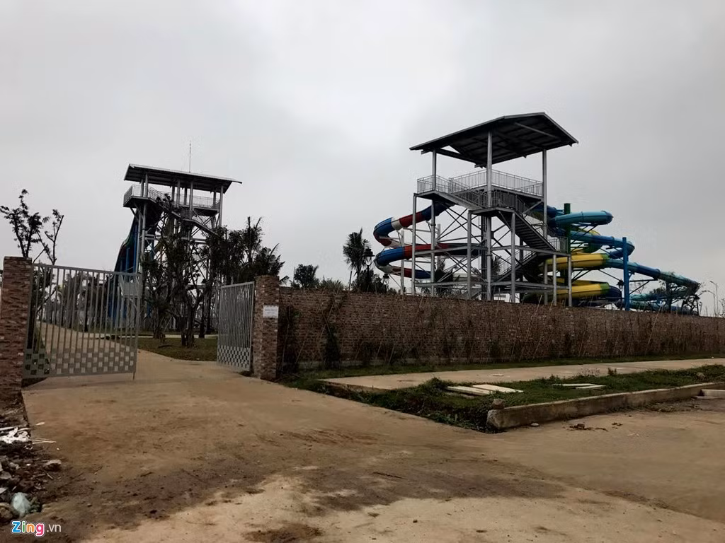 Theo dự kiến ban đầu, khu vui chơi tại dự án sẽ đi vào hoạt động vào năm 2010, đúng dịp kỷ niệm 1.000 năm Thăng Long - Hà Nội. Nhưng hiện tại, theo khảo sát công trình này vẫn chưa đi vào hoạt động. Sáng 12/3, bên trong khu vui chơi có vài người đang trồng cỏ. Một trong số này cho biết dự kiến công trình sẽ khai trương vào dịp 30/4 sắp tới.