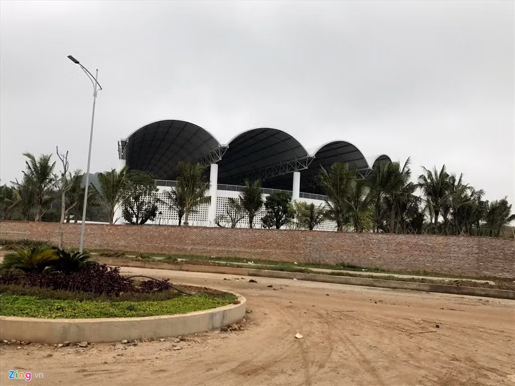 Khu biểu diễn xiếc cá heo cũng trong tình trạng "cửa đóng then cài", có bảo vệ canh cửa. Một bảo vệ tại đây cho biết khu nhà này cũng dự kiến sẽ đi vào hoạt động trong khoảng 3 tháng nữa.