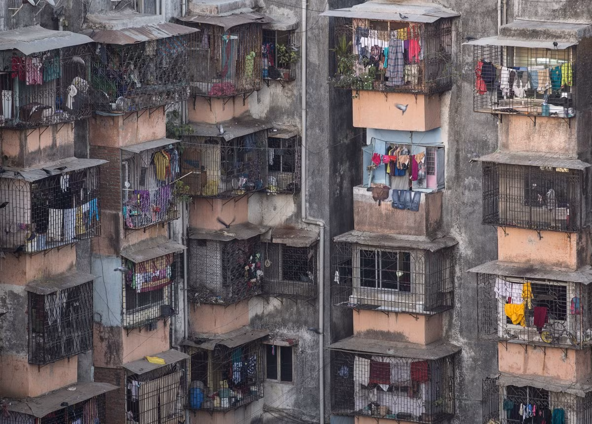 Dharavi, một địa phương ở giữa Mumbai, Ấn Độ, là một trong những khu ổ chuột lớn nhất ở châu Á. Hơn một triệu người sống trong những căn hộ tạm bợ, cũ kĩ.