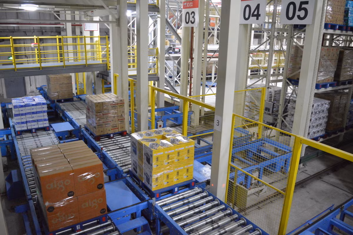 Chính nhờ quy trình xử lý hàng tự động hoàn toàn này mà chỉ riêng trong 3 tháng đầu năm nay, JD.com đã thực hiện hơn 1 tỷ đơn hàng. Ảnh: Akamaihd.