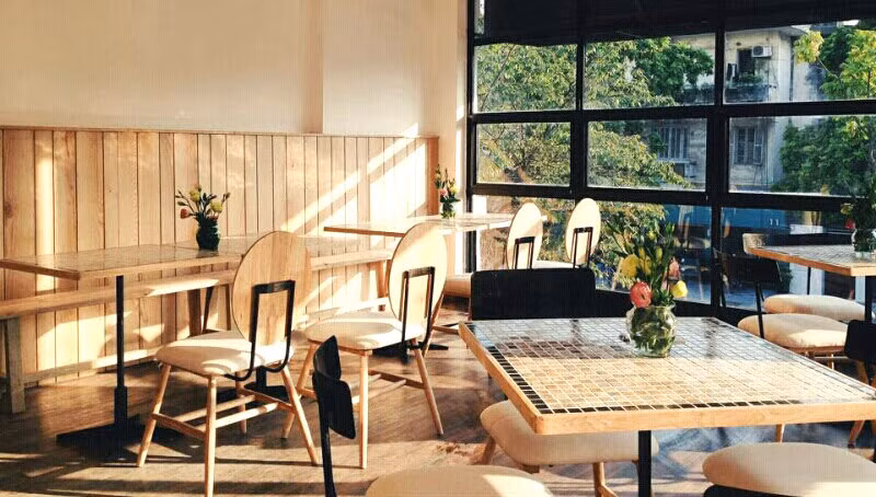 Dần dần, khi Kitchen Art hoạt động ổn định thì năm 2013 Chi Anh mở The Kafe (viết tắt của Kitchens Art và Cafe). The Kafe sau đó nhân rộng chuỗi nhà hàng, mang đến những món ăn mới lạ lai giữa Á Âu và kiến trúc của quán cũng mang phong cách décor đẹp mắt. Ảnh: Kenh14.