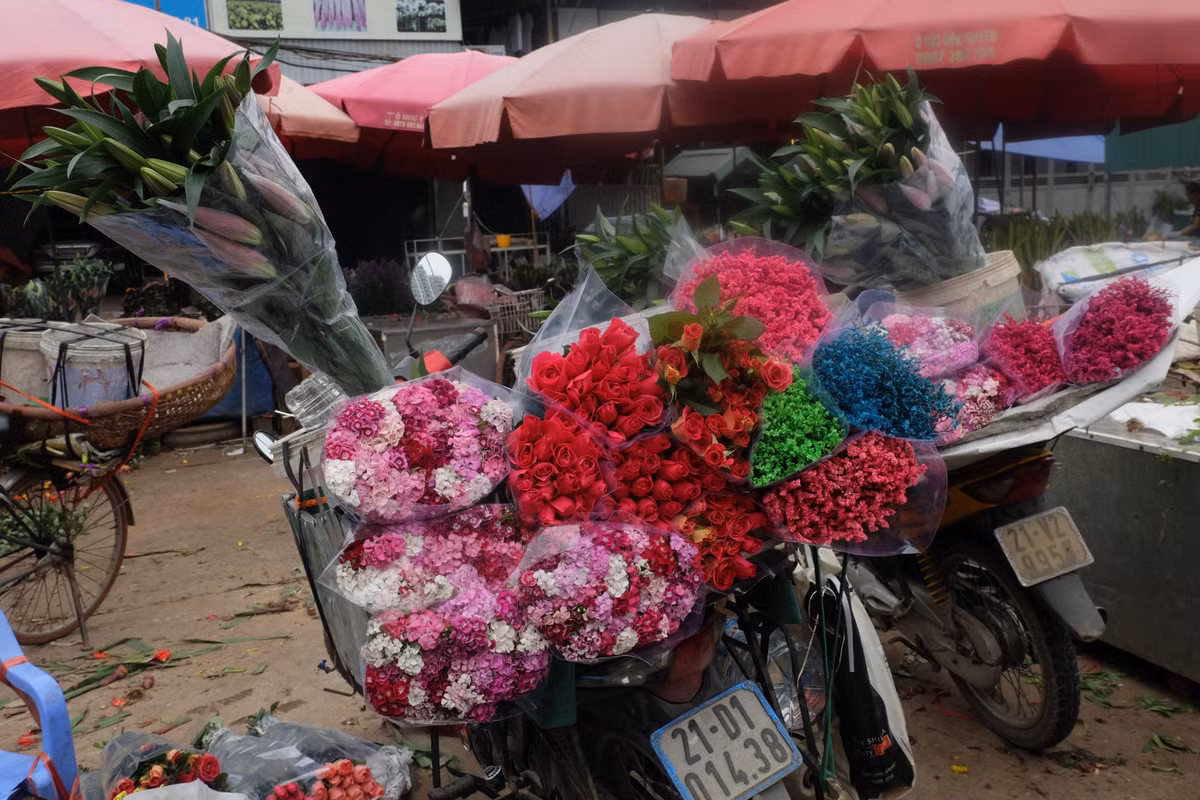 Với những hàng hoa nhỏ, trung bình, mỗi chuyến hàng có mức tiền từ 2-4 triệu đồng. Các cửa hàng lớn, đơn hàng nhập hoa đều trên 10 triệu đồng.