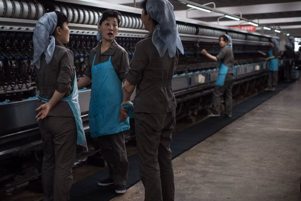 Họ tạm dừng công việc để trò chuyện cùng nhau.