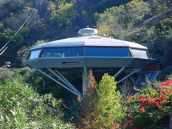 Biệt thự Chemosphere trong phim Body Double. Thiết kế bởi John Lauter vào năm 1960, Chemosphere là căn nhà hiện đại lơ lửng như một chiếc đĩa bay giữa thung lũng San Fernando. Cấu trúc tròn cho phép chủ nhân thỏa mãn cảnh quan xung quanh và khiến ta có cảm giác đang đứng trong một trục tròn xoay lơ lửng.