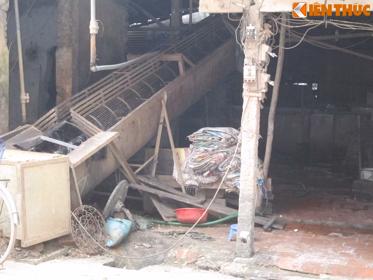 Bên trong khu vực ủ bột sắn rong khiến ai nhìn thấy cũng phải giật mình. Miến rong được làm từ những dụng cụ, đồ nghề vô cùng bẩn.