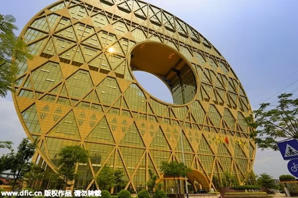 Tòa nhà hình đồng tiền. Nguồn ảnh: BP, Qsgz.gz, Chinadaily.