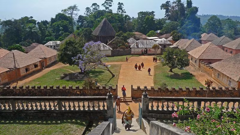 Ngôi đền không quá rộng nhưng nó cao vượt hẳn những ngôi nhà trong khu cung điện như để thể hiện sự tôn nghiêm của nó.