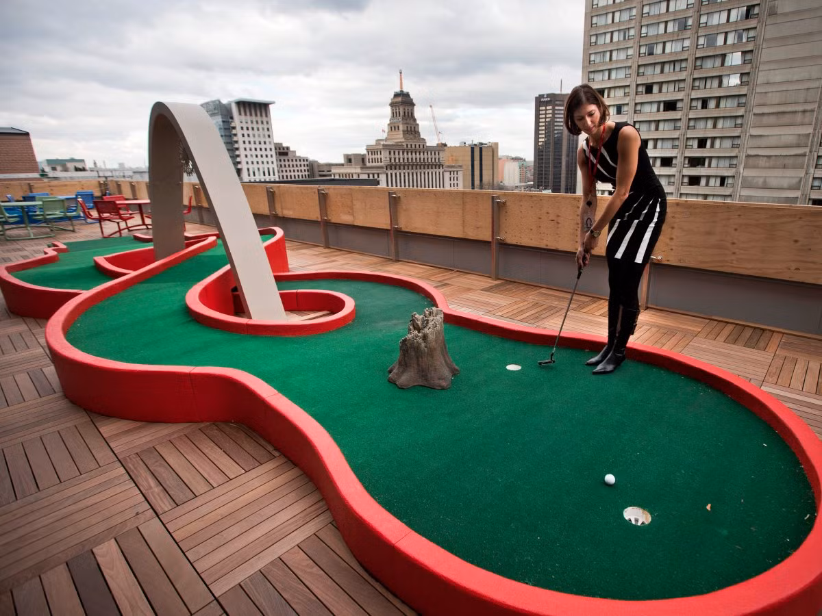 Nhân viên ở văn phòng Google tại Toronto có thể chơi golf thu nhỏ trên mái nhà ... 