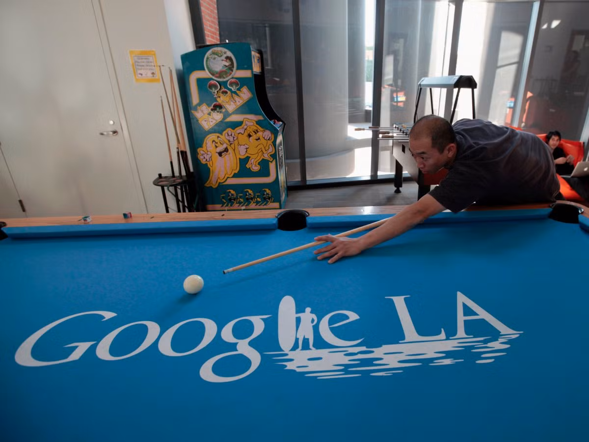 Văn phòng Google tại Venice, Thụy Sĩ gần bãi biển được thiết kế có bàn bi a và trò arcade cổ điển.