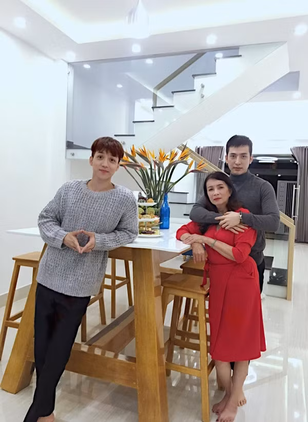 Người mẫu nam Phúc Cường JiPi cũng mua tặng mẹ một căn hộ sang trọng tại Đà Nẵng trị giá khoảng 6 tỷ đồng. Ảnh: Yan.