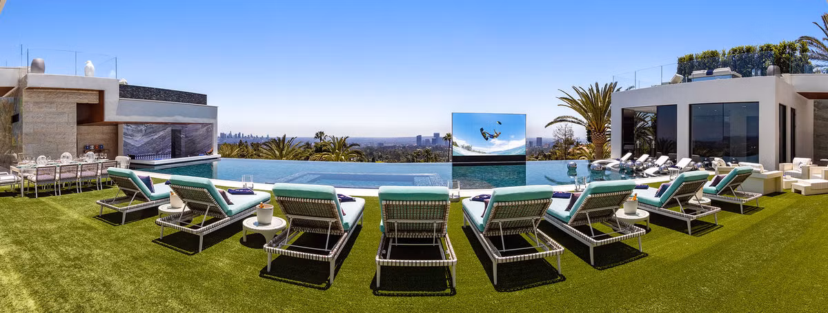 Căn biệt thự có tên Billionaire rộng tới 3.500m2 tọa lạc tại khu Bel Air, Los Angeles, Mỹ.