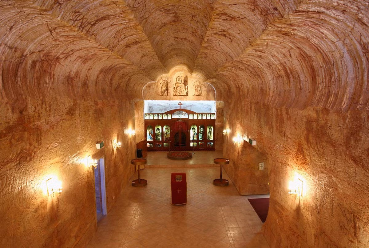 Người dân tại thị trấn Coober Pedy, Úc đã chuyển xuống lòng đất để cầu nguyện. Đây là công trình của Giáo hội Chính thống Serbia được xây dựng vào năm 1933. Được khắc trên đá sa thạch, nhà nguyện này có một hội trường công cộng, một nhà xứ và một phòng học.