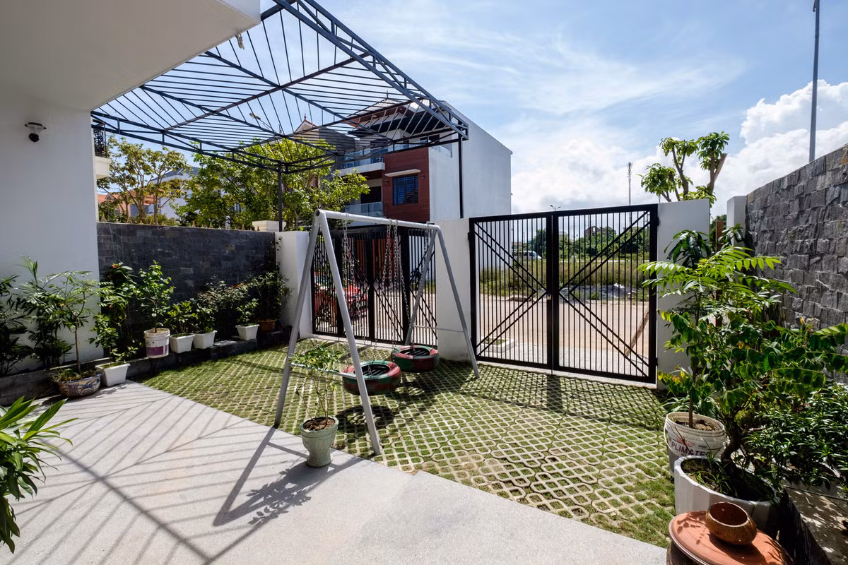 Điểm xuyết không gian bên trong PH House là cây xanh khiến ngôi nhà bình yên đến lạ.