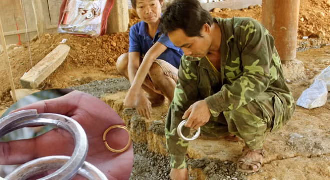 Tổng số là 2 vòng vàng, 1 lượng vàng vụn nhỏ và 6 chiếc vòng bạc to. Anh Phúc đã chia toàn bộ số vàng bạc trên cho tất cả những người thợ tham gia đào móng và chỉ giữ lại 2 chiếc vòng bạc và 1 chiếc vòng vàng nhỏ.