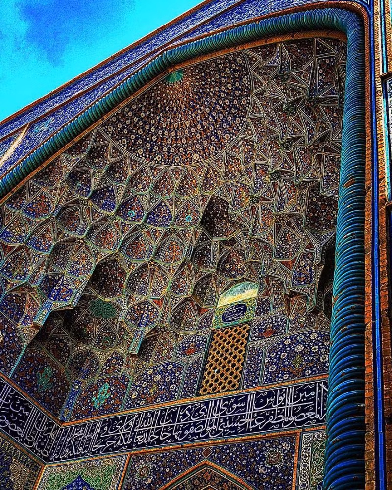 Nằm ở Esfahan, thiết kế 400 năm tuổi này là một phần của nhà thờ Hồi giáo Sheikh Lotfollah.