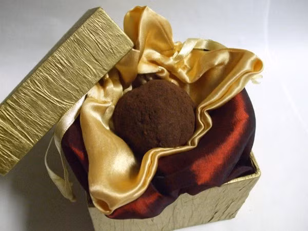 Một viên socola La Madeline au Truffle nặng 5 gram trị giá 250 USD (khoảng 5,5 triệu đồng) được bọc bởi một lớp lụa sang trọng. Thành phần của viên socola có cả nấm truffle Perigord nổi tiếng ở Pháp. Lớp ngoài cùng được áo thêm một lớp chocolate và bột ca cao. Ảnh: CNN.