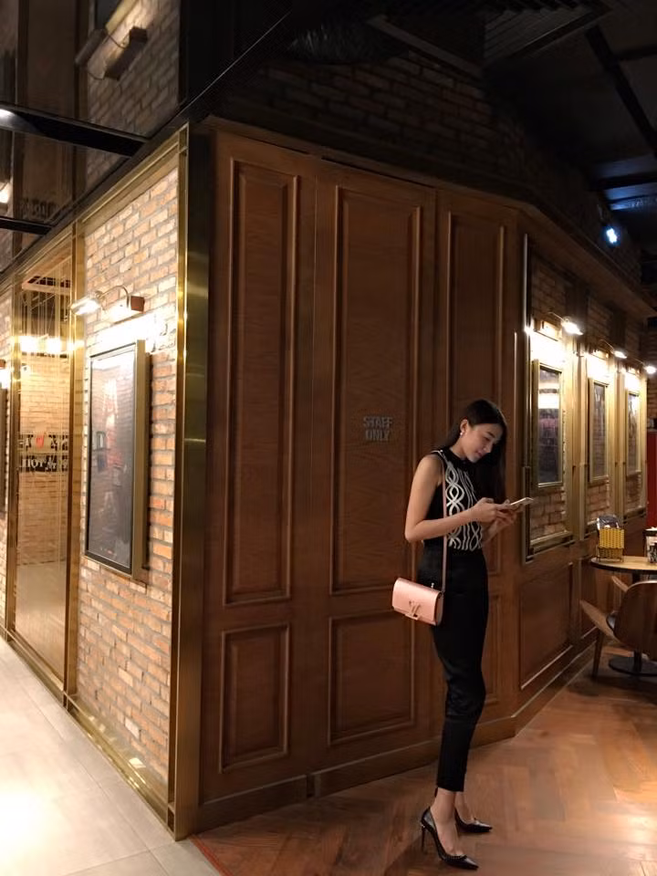 Dường như thí sinh The Face rất yêu thích chiếc túi có thể kết hợp nhiều trang phục này.