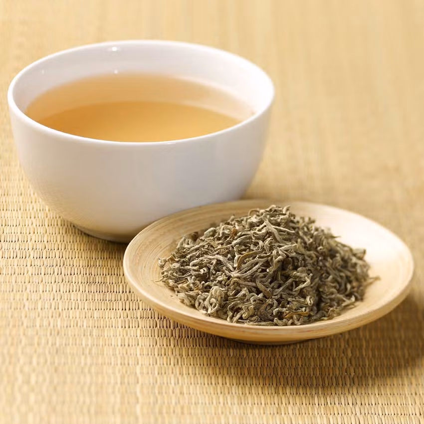 Những lá trà non và búp chè màu bạc sau đó sẽ được hấp chín và sấy khô. (Ảnh Tprexports)