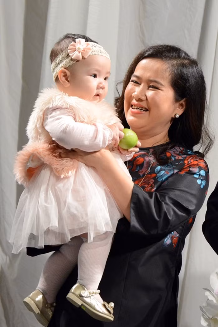 Ít tai biết mẹ chồng của Trang Nhung là nhà văn nổi tiếng Nguyễn Thị Thu Huệ - Một trong những nhà văn nổi tiếng của văn học Việt Nam đương đại. Ảnh: Trithuctre.