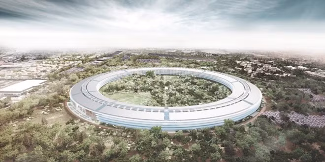 Thiết kế dạng vòng của tòa nhà cho phép các nhân viên Apple có thể nhìn ra cả hai phía, trong và ngoài đều được bao phủ bởi màu xanh ngút ngàn của cây.