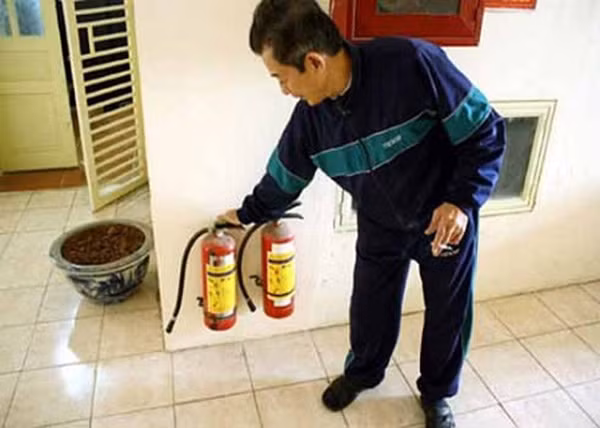 Bình cứu hỏa mini - Nếu không được bảo quản đúng cách, bình cứu hỏa mini có thể hoàn toàn phản tác dụng và trở thành "trái bom nổ chậm" gây nguy hiểm tính mạng bất cứ lúc nào. Bạn nên bảo quản bình cứu hỏa mini trong điều kiện mát mẻ, tránh để gần nơi có nhiệt độ cao hoặc ngoài trời, nhiệt độ thích hợp từ -10 độ C tới 55 độ C.