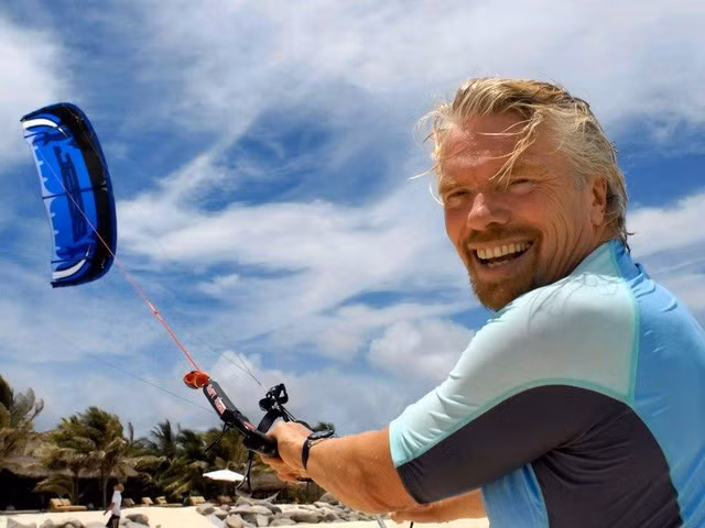  Tỷ phú Richard Branson là Chủ tịch của Virgin, ông được xếp thứ 5 trong danh sách các doanh nhân giàu nhất nước Anh, và xếp thứ 254 trong danh sách tỷ phú của tạp chí Forbes năm 2011.