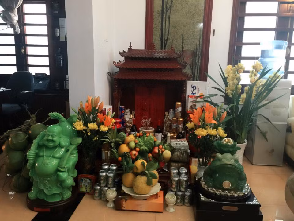Góc nhỏ thờ thần tài lộc, phù hộ kinh doanh tươi tốt.