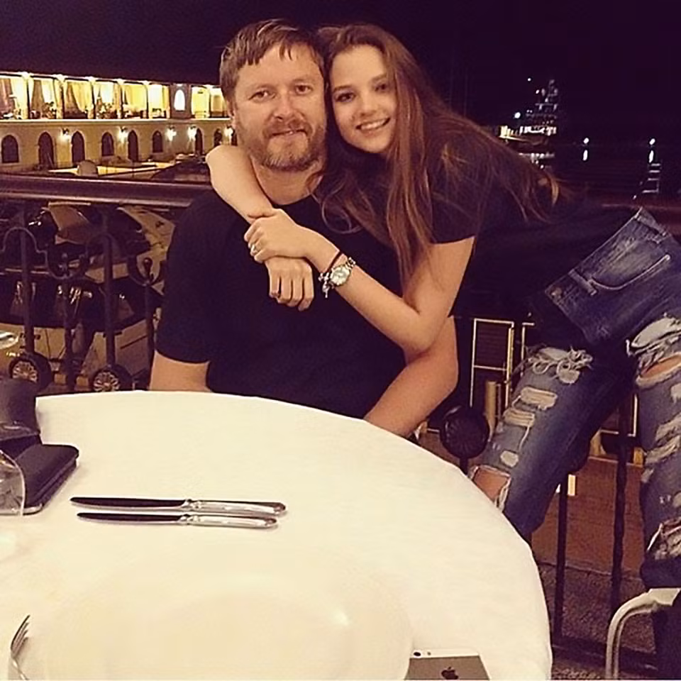 Cô con gái 17 tuổi của ngôi sao quần vợt quốc tế Yevgeniy Kafelnikov khoe ảnh kỳ nghỉ mà cô cho là khiêm tốn ở khu nghỉ mát sang trọng tại Sochi. Một đêm tại khách sạn khu nghỉ mát này cũng phải ít nhất 75 triệu đồng.