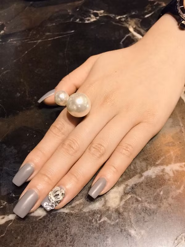 Hay chỉ với chiếc nhẫn Dior ngọc trai nhỏ xíu cũng có giá lên đến 50 triệu đồng.